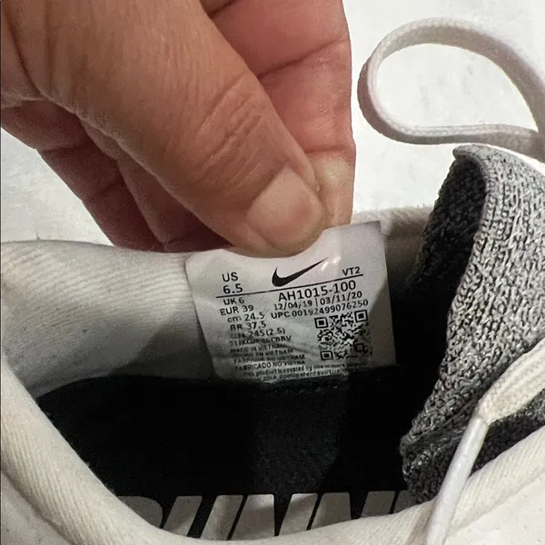 Nike Women's Sneakers in Black and White - Image 3
