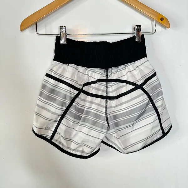 Lululemon Tracker Short II 2-way‎ Stretch Mini Groovy Stripe Dune Size 4 - Image 2