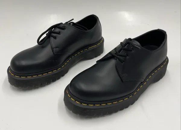 Dr Martens smooth leather oxfords- men’s 7/woman’s 8 - Image 2
