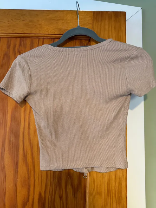 Crop Top Garage - Image 2