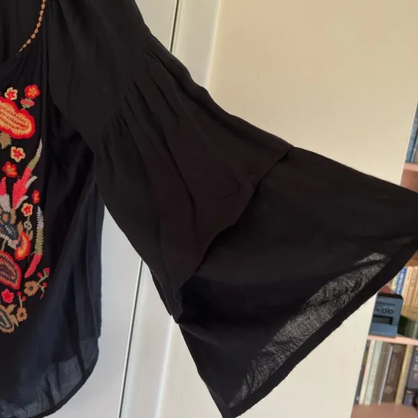 Solitaire brand black Tunic with embroidery and flows arms. Size M - Image 5