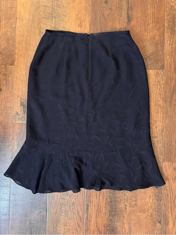 TAHARI black asymmetrical tulip hem skirt, size 8 - Image 4