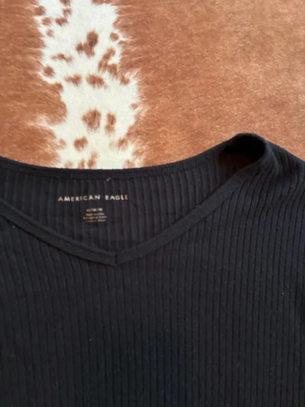 American Eagle black long sleeve size medium stretchy can fit large - Image 2