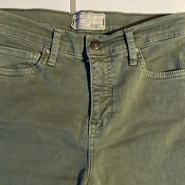 Free people busted knee women’s size 29 jeans Distressed - Image 3