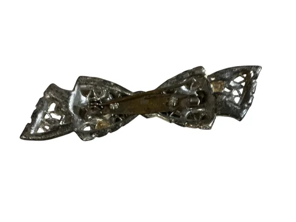 Vintage Holiday Sparkle: Rhinestone & Enamel Bow Brooch – Festive Filigree - Image 2