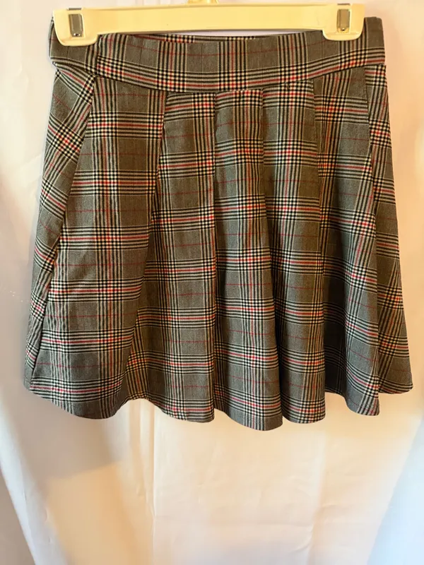 Papaya Pleated Glen Plaid Mini Skirt in Gray with Subtle Red Accents - Image 2