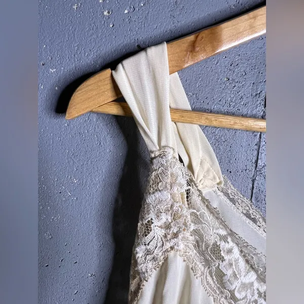 Vintage nightgown with lace detailing in size Small - Image 6