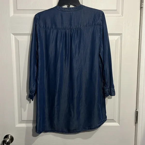 Intro. Women’s denim/Chambrey blouse with a V-neck & front pocket. Size Medium - Image 6