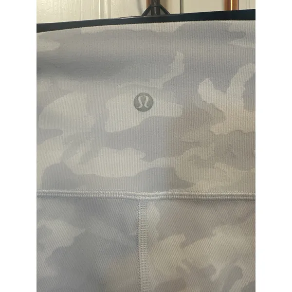 Lululemon wonder under Biker Shorts Grey Camo 10 Inch Inseam Womens Size 8 - Image 5