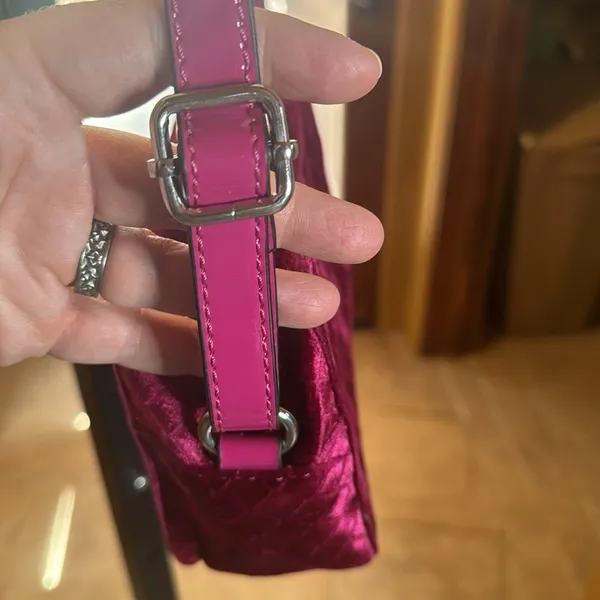 NWT Charming Charlie Fuchsia Velvet Quilted Crossbody Bag Metallic Pink Purse - Image 4