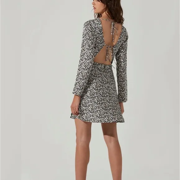 ASTR the Label NWT Long Sleeve Cowl Neck Mini Dress Open‎ Back Size Medium - Image 3