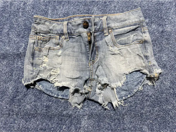 American Eagle Distressed Light Wash Denim Shorts Size 4 - Image 4