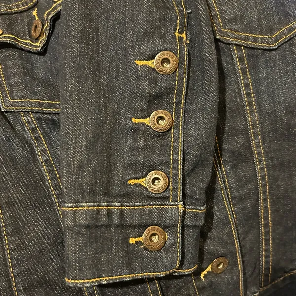 Levi's Women's Studded Denim‎ Trucker Jacket Size M Dark Wash Indigo 77075 - Image 4