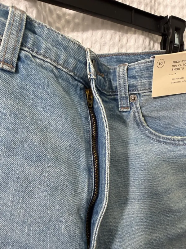 Universal Threads Women’s 90s High Rise Cutoff Denim Stretch Shorts Size 10R - Image 4