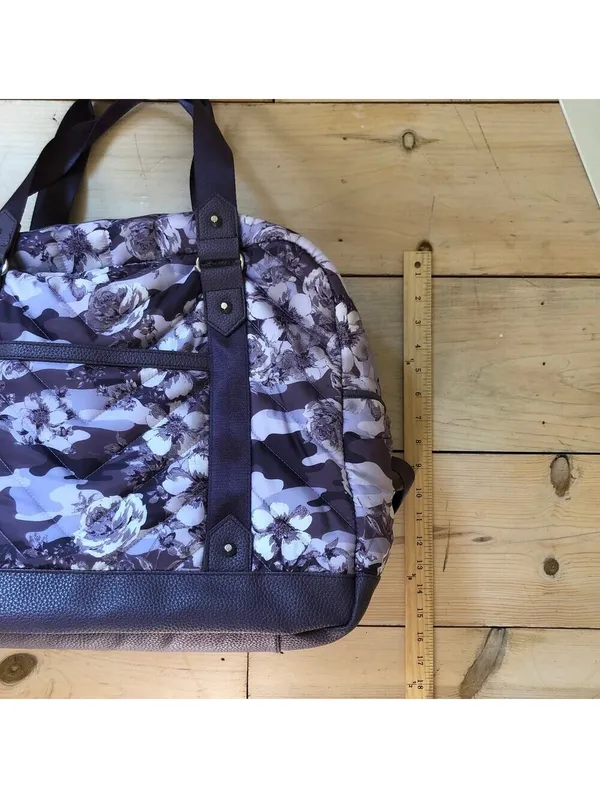 Cynthia Rowley EUC Women's Large Quilted Purple Floral Camo Weekender Bag - Image 4