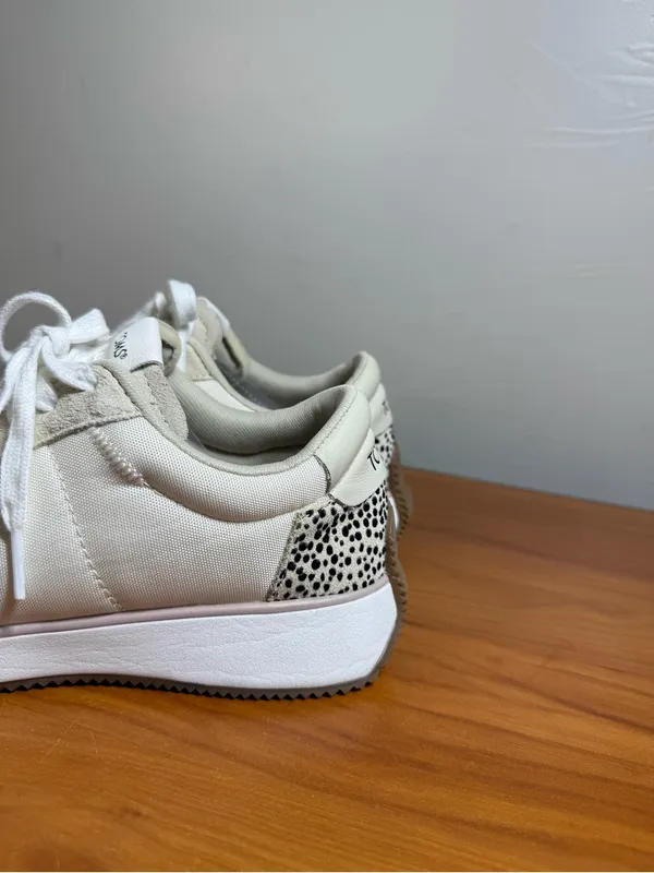 Toms Wyndon Lace Up Jogger Sneaker Shoe Cream with Leopard Accent W9 - Image 2