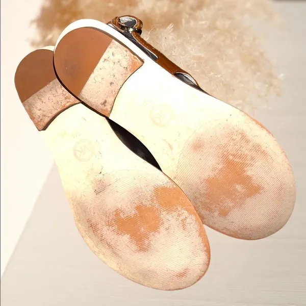 Michael Michael Kors camel colored gold plated thong sandals! - Image 9