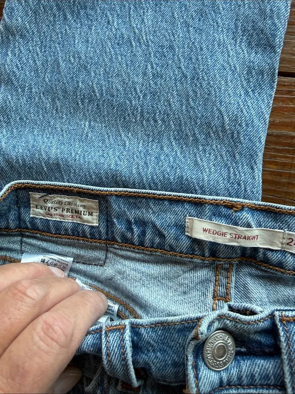 Levis Premium Wedgie Straight Faded Wash Button Fly Jeans 28" Inseam Size 24 - Image 4