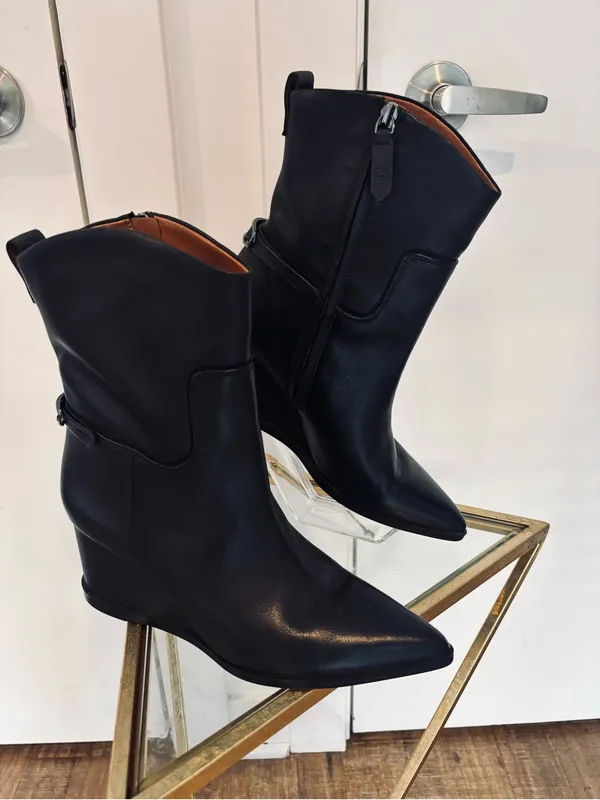 NWOB Franco Sarto Etta Black Leather shark booties wedge size 8M - Image 3