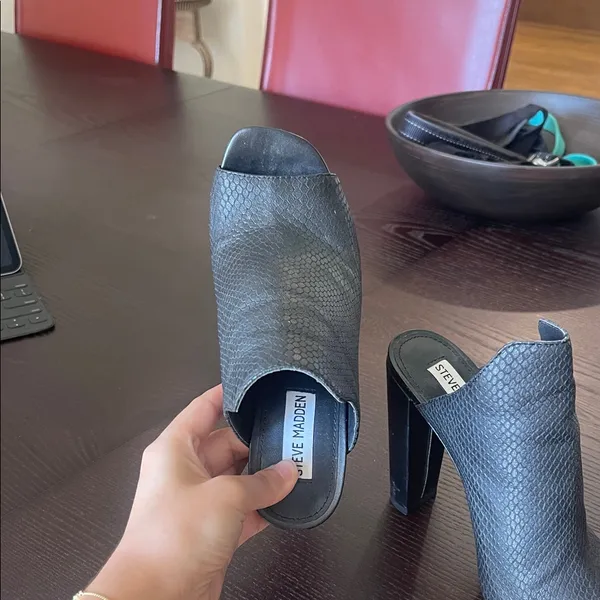 Steve Madden Textured Black Heels - Image 3