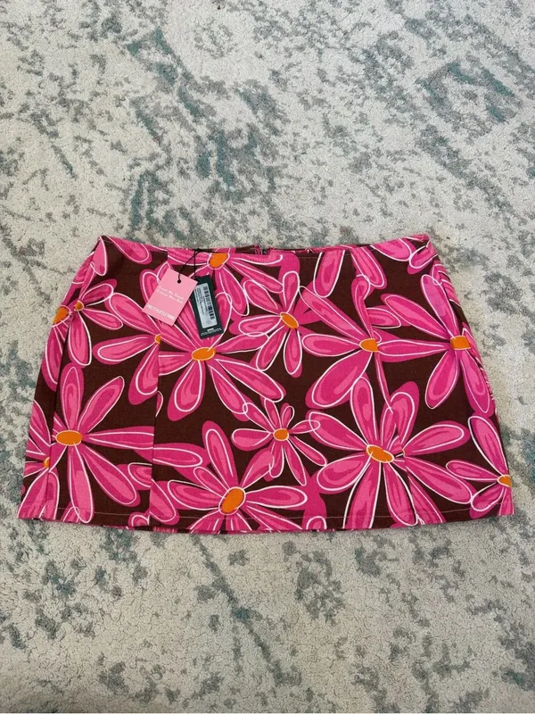 PRETTYLITTLETHING Pink Flower Print Mini Skirt US 12 NWT Y2K - Image 2