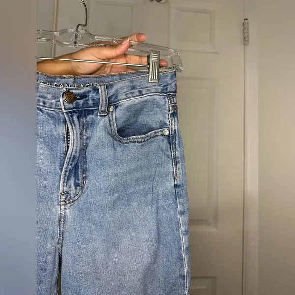 American‎ Eagle Mom High Waisted Distressed Med Light Wash Jeans size 4L - Image 3