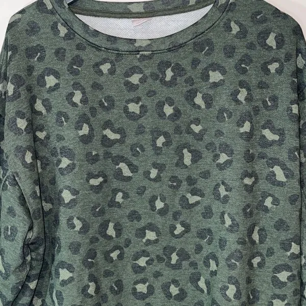 Secret‎ Treasures Cheetah Print Crewneck Sweatshirt. Size Small Green NWT - Image 4
