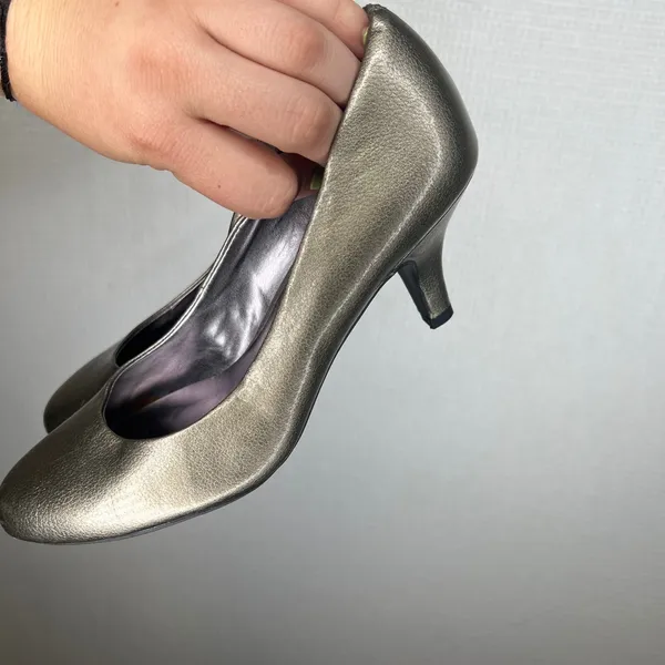 Etienne Aigner Womens Metallic Pewter Leather Round Toe Kitten Heel Pumps Size 6 - Image 3