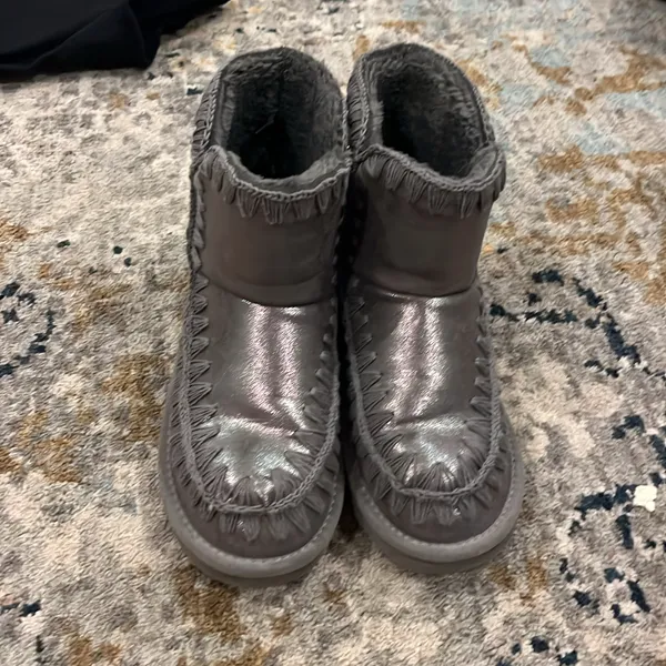 fur boots size 7 women’s Gray - Image 3