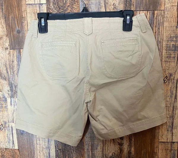 Old Navy NWT  women's shorts khakis 7" size 2 regular - Image 2