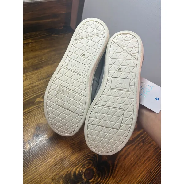 Time and tru gray slip on shoes size 6 - Image 6