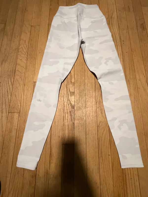 Alo Yoga High-Waist Light Gray Vapor White Camo Leggings - Image 5