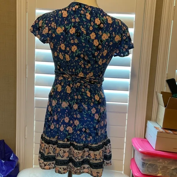 Chic Floral Midi Dress in Blue and Cream - Image 5