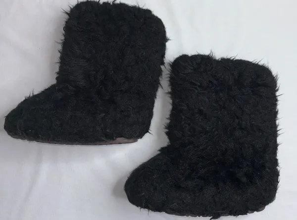 Black fur boots Size 8 - Image 2
