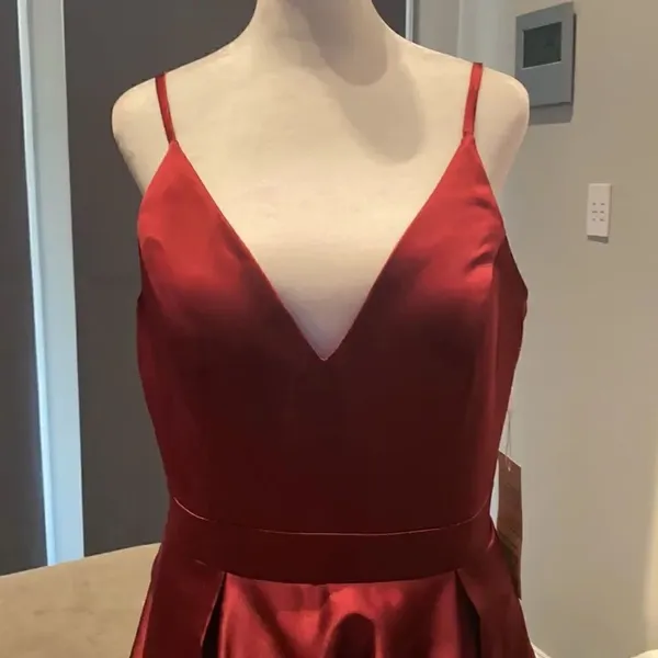 Women’s Burgundy Short Prom Party Dress NWT Medium - Image 2
