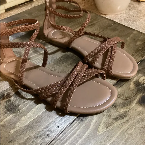 X/appeal Kayla Strappy braided gladiator flats. Size 6. - Image 4