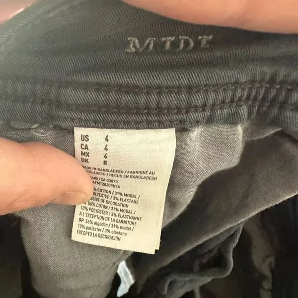 American Eagle blue stretchy normcore size 4 midi shorts - Image 2