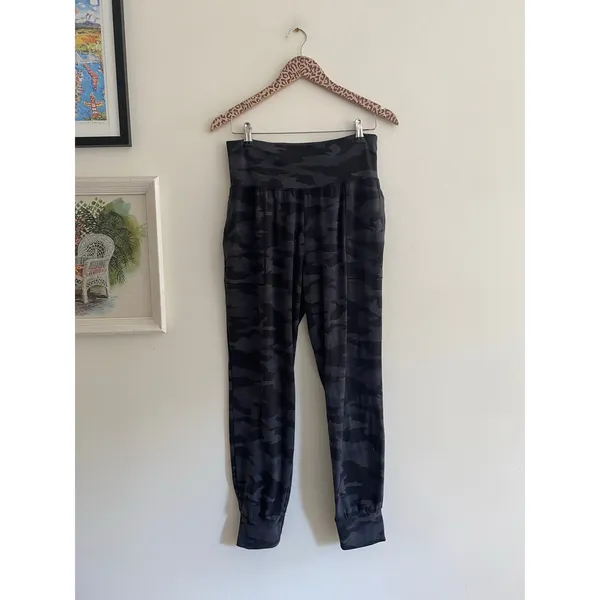 ATHLETA Salutation Black Camo Joggers Size Medium - Image 3