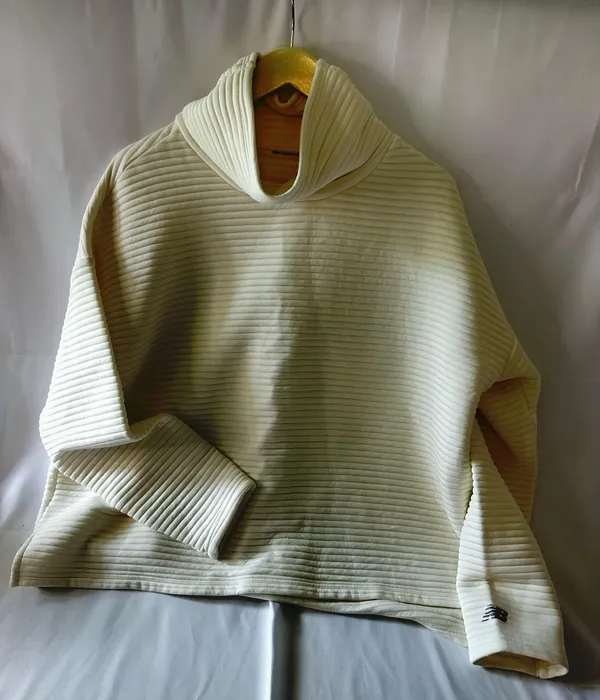 Women’s New Balance Quilted Sweatshirt Size XL - Image 6