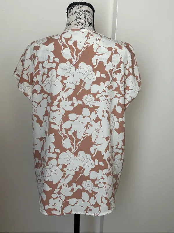 V-Neck Floral Print Blouse in Dusty Rose and White - Image 3