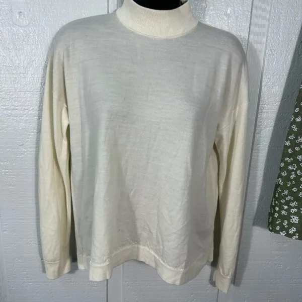Uniqlo Crew Neck Wool Off White Sweater Size Medium EUC - Image 2