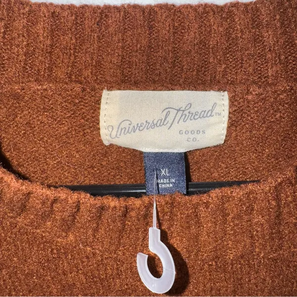 Universal Threads sweater - Image 4