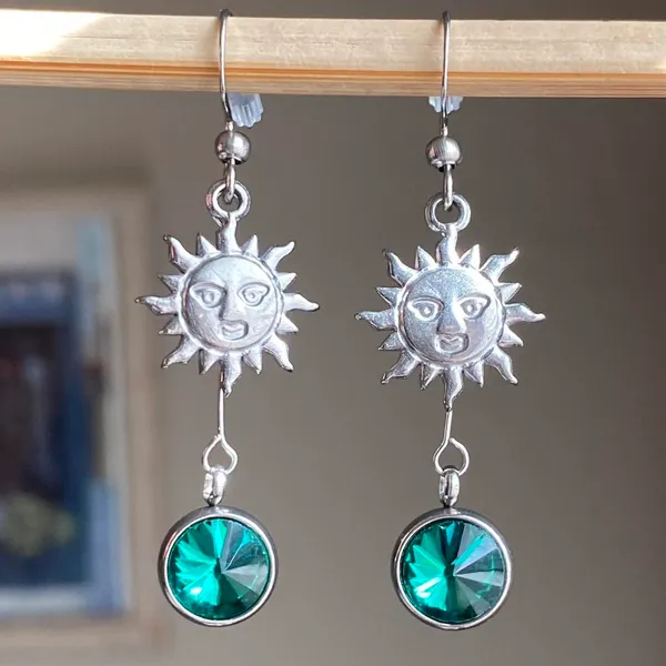 stainless steel sun & green glass beads boho retro vintage style dangle earrings🌞💚 - Image 2