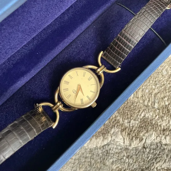 Women’s GUCCI lovely wrist watch❤️💛🖤 - Image 5