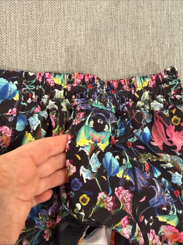 Lululemon athletic shorts hotty hot style in flowerscape pattern size 6 - Image 5
