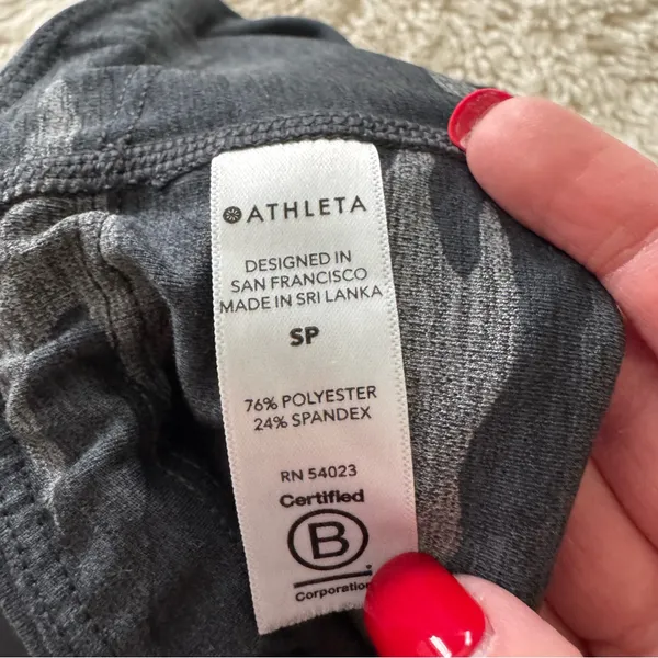 Athleta Ultimate Stash Pocket 7/8 Leggings Gray Camo Activewear Small - Image 5