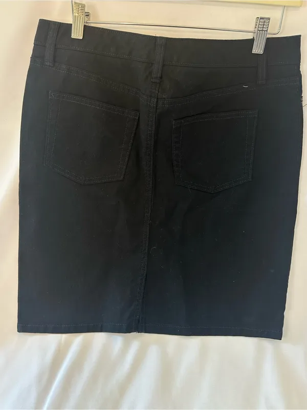GAP Black Pencil Skirt with Classic Five-Pocket Style - Image 2