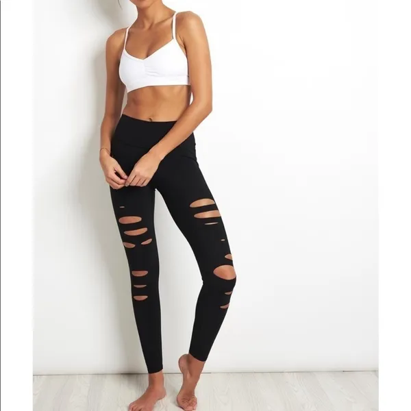 Alo Yoga High Waisted Ripped Warrior Legging in Black‎ Size Medium - Image 16