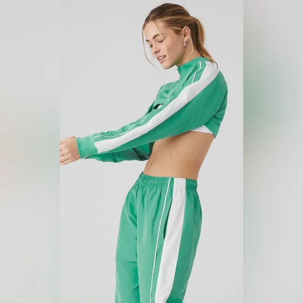 ALO Yoga NWT Racetrack Shrug Lettuce Green White Size XS - Image 3