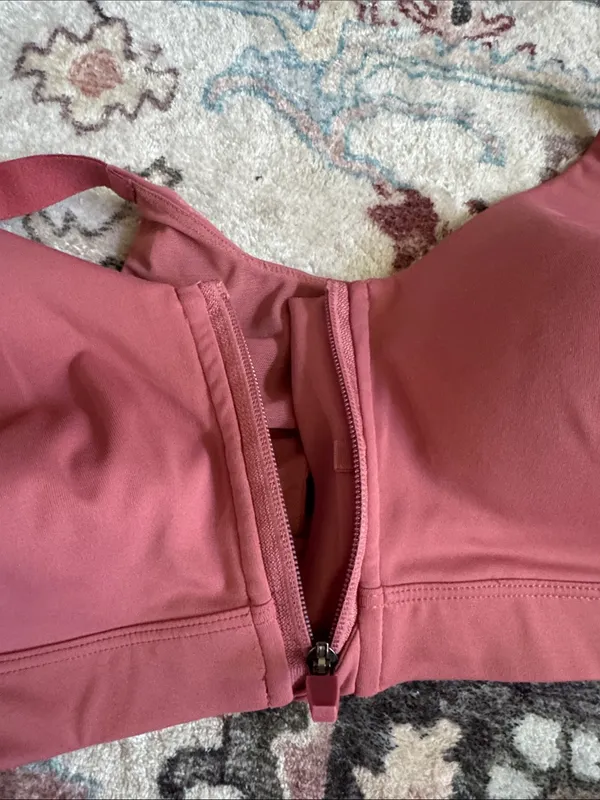 Front-Zip Wireless Sports Bra in Rose - Image 4